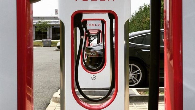 La red Supercharger ofrecerá solo energía renovable en 2021, qué implicaciones hay detrás