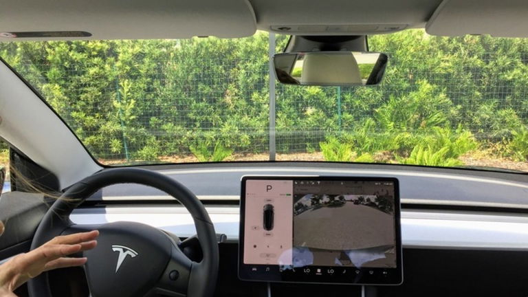 Cómo funciona la cámara del habitáculo de los Tesla Model 3 y Model Y en tiempo real