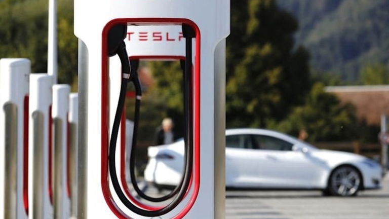 Por qué Tesla está incentivando la carga en las Tesla Supercharger por la noche