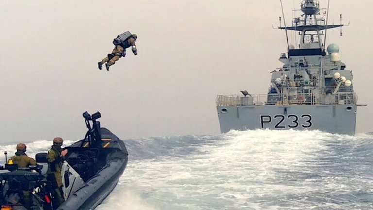 La Marina Real británica ya prueba el traje jet Gravity para usarlo en abordajes