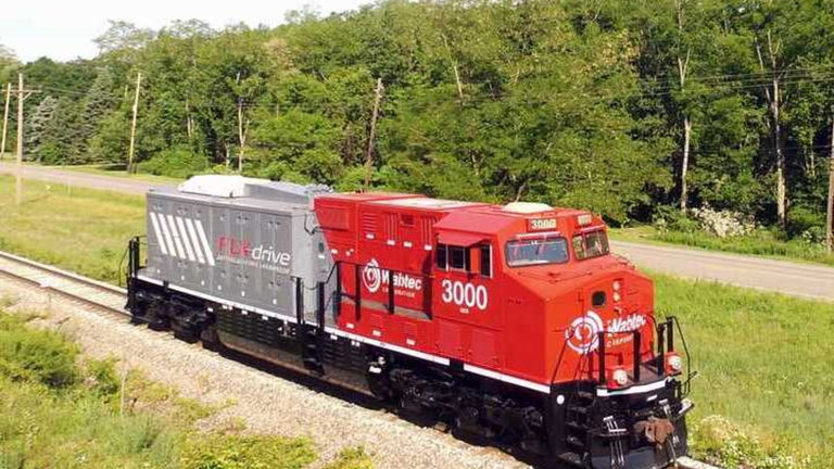 Qué implicaciones tiene usar una locomotora con baterías en el transporte de mercancías
