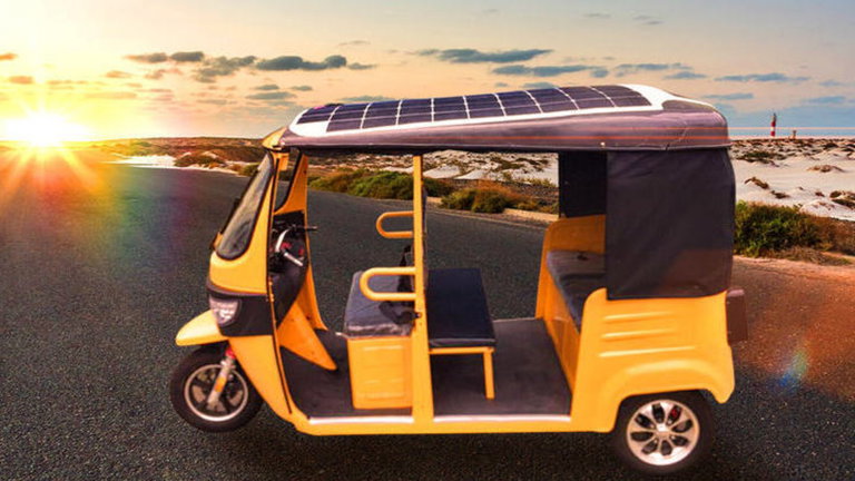 El tuk-tuk con paneles solares que podrías ver pronto en tu ciudad