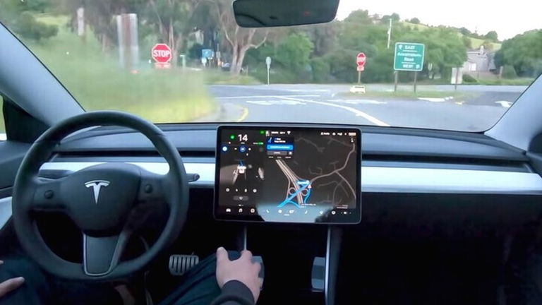 Tesla y la búsqueda de empleados para probar su asistente a la conducción Autopilot