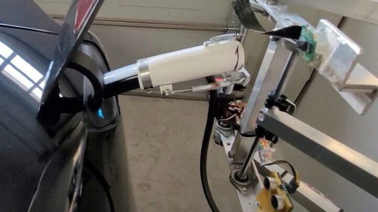 Crean un brazo robótico para cargar de forma autónoma el coche eléctrico en casa
