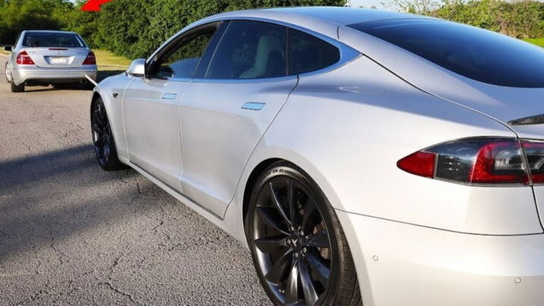 Recarga las baterías de su Tesla Model S remolcándolo durante 15 minutos
