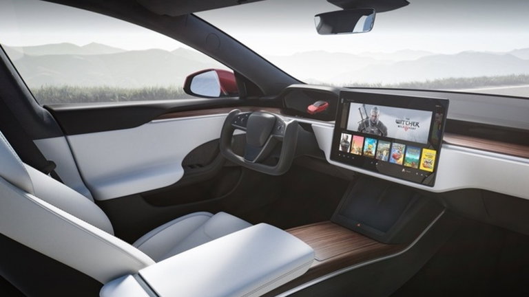 Volante 'yugo' de Tesla, así es conducir con esta tecnología exclusiva de la versión Plaid