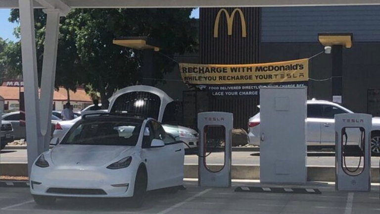 Carga tu Tesla en un Supercharger y, esperando, tómate, una hamburguesa