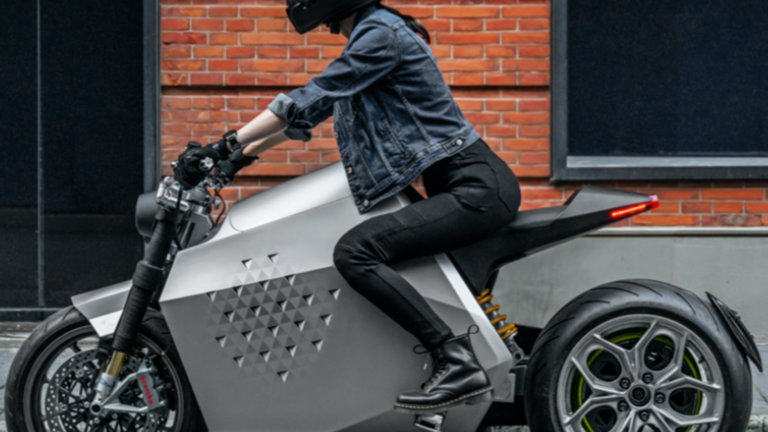 DC100, una motocicleta eléctrica capaz de recorrer 400 kilómetros por ciclo de carga