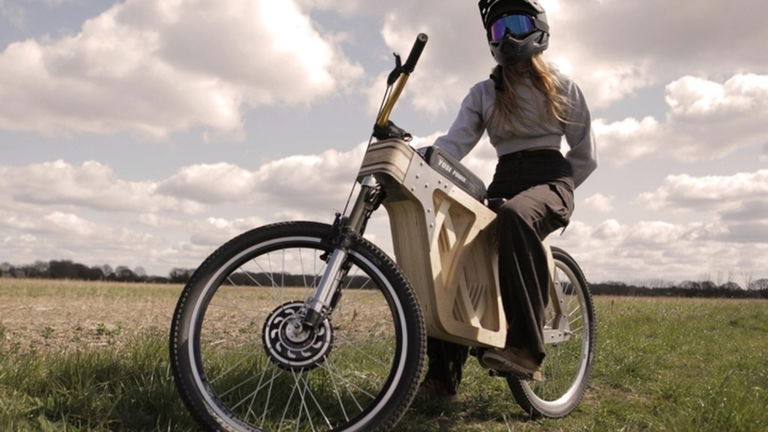 Crean la bicicleta eléctrica de madera para demostrar la valía de este material