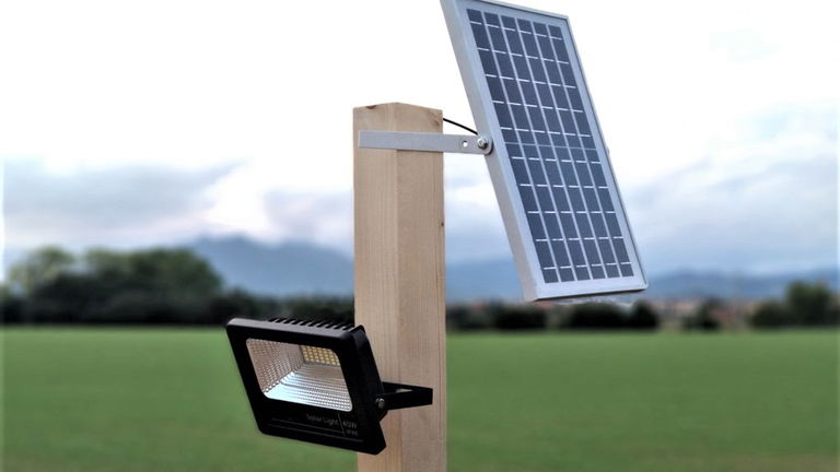 Los mejores focos solares para iluminar tu terraza o jardín