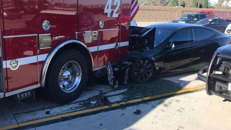 Abren una investigación a Tesla y su Autopilot por accidentes con vehículos de emergencia
