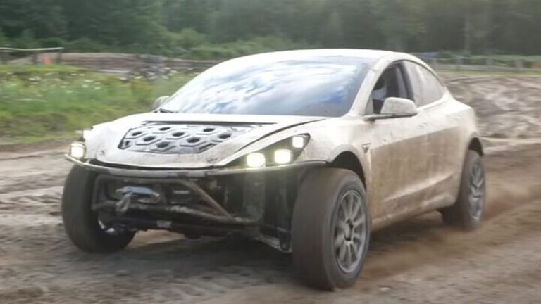 Un Tesla Model 3 ha sido modificado para ser un referente en conducción todoterreno