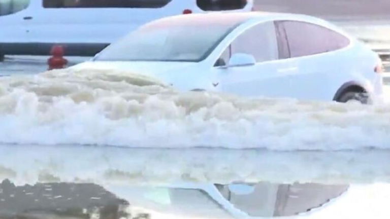 Tesla e inundaciones, una marca pensada para salvar a personas en ciertas situaciones
