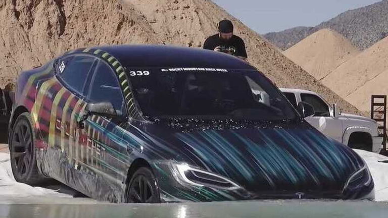 El propietario de un Tesla Model S Plaid consigue sumergirlo bajo el agua sin que resulte averiado