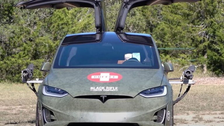 Tesla Model X edición Black Rifle Coffee, una unidad que incluye 2 ametralladoras