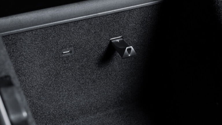 Tesla deja de instalar por sorpresa puertos USB debido a la falta de suministro de piezas