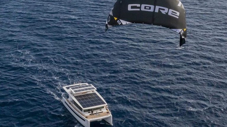 SILENT-60, el catamarán que apuesta por energía solar y la generada por el viento con una vela