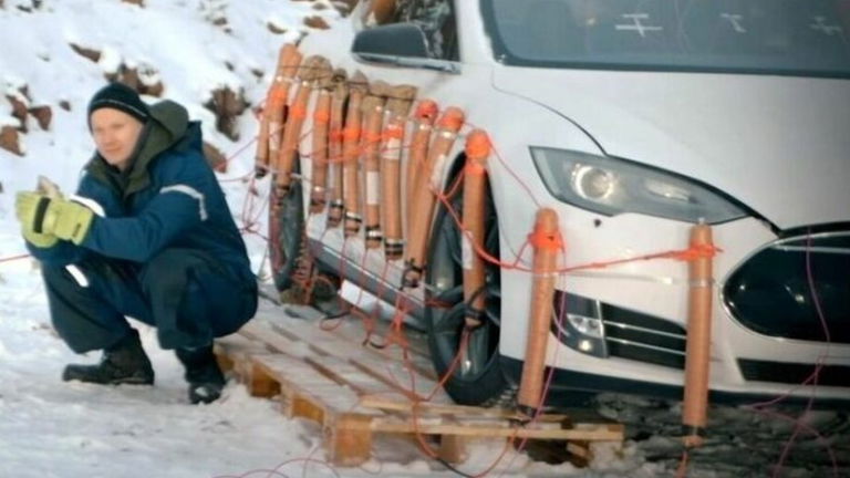 El propietario de un Tesla Model S hace explotarlo con dinamita debido al coste de la batería