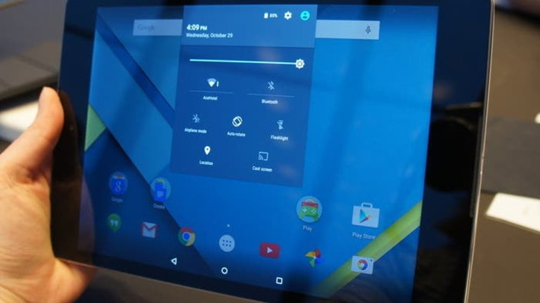 Modifica el brillo de la pantalla deslizando en la barra de notificaciones