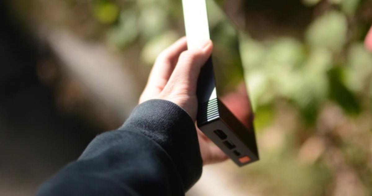 PDGO is a portable screen with a built-in charger that will fascinate you