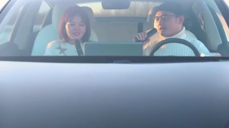 TeslaMic, el producto de Tesla con el que convertirás el habitáculo del coche en un karaoke