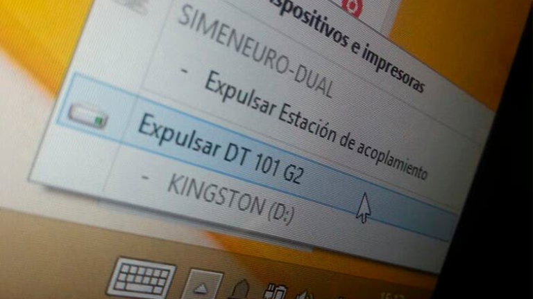 Por qué extraer el pendrive y la microSD en modo seguro