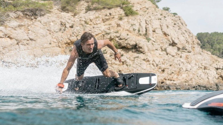 Awake RÄVIK S 22, así es la tabla de surf más rápida del mundo