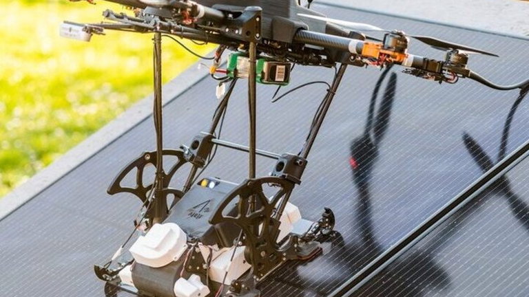 Crean el dron que te ayudará a limpiar las placas solares presentes en la azotea