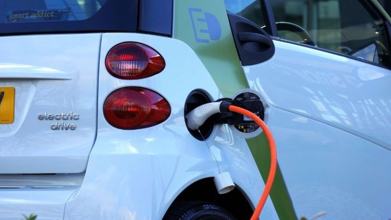 ¿Cuánto cuesta un seguro de coche eléctrico?