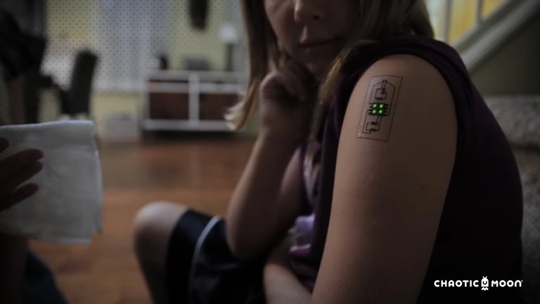 La tecnología que reemplazará a los móviles según Bill Gates ya existe: así son los tatuajes electrónicos