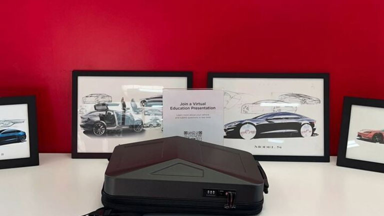 Esta mochila futurista podría ser un nuevo producto oficial de Tesla, la compañía ya ha movido ficha