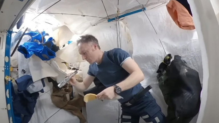 Así es la curiosa rutina de los astronautas de la Estación Espacial antes de irse a dormir