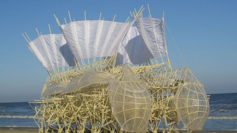 Estas increíbles bestias mecánicas usan el viento para moverse y son la mezcla perfecta entre ciencia y arte