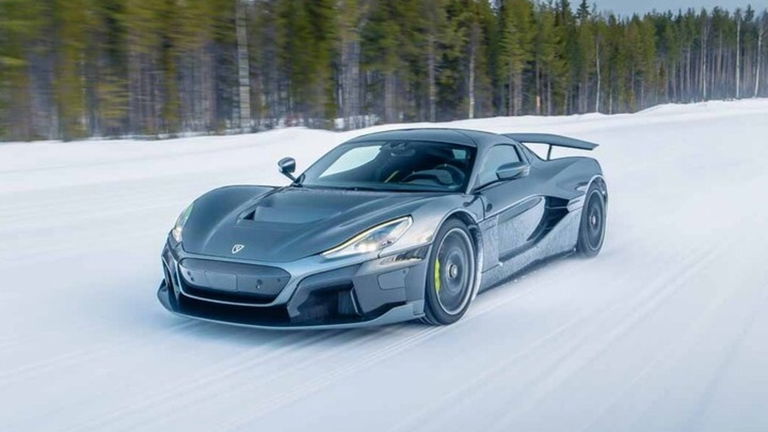 Rimac muestra en vídeo cómo derrapa el superdeportivo Nevera en circuito de nieve