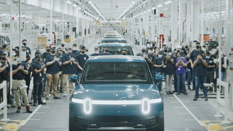 El CEO de RIVIAN apunta a las baterías como un problema mayor a la crisis de microchips