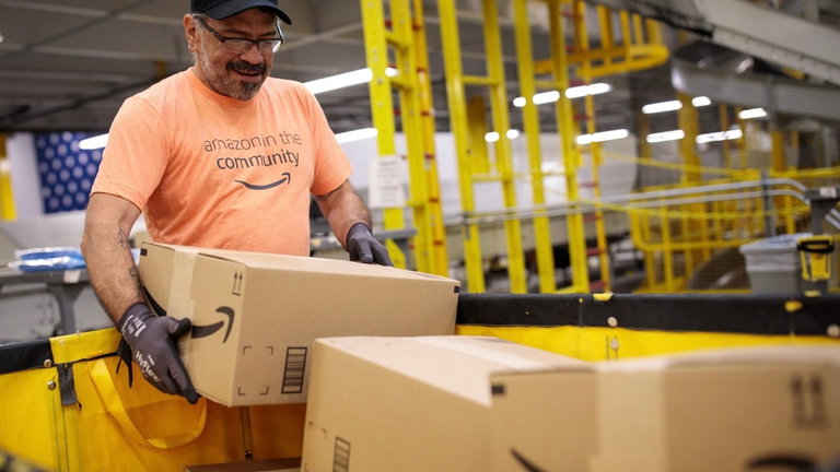 Amazon prepara una app para empleados que bloquea palabras como “sindicatos” o “lavabos”