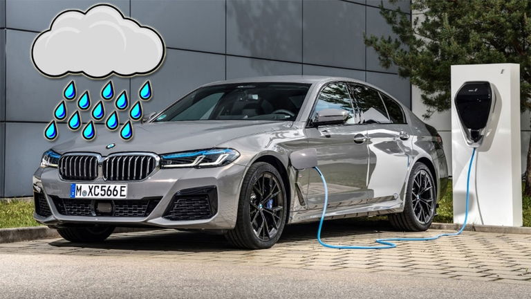 Cargar un coche eléctrico mientras llueve: ¿es un error?