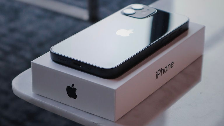 Un cliente ha denunciado a Apple por no incluir el cargador con el iPhone, y la compañía ha tenido que pagar