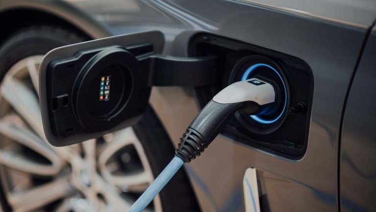 Si crees que los coches eléctricos serán más baratos que los de combustión, sentimos decirte que te equivocas