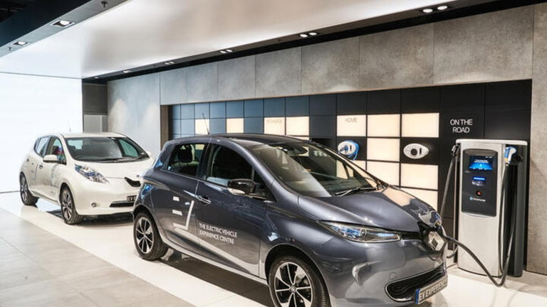 En España cada vez se compran menos coches, pero el mercado de los eléctricos sigue creciendo