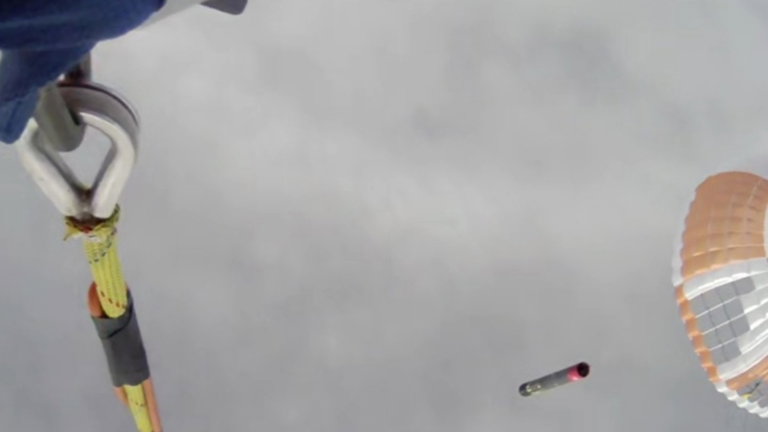 Lo han logrado: así es como un helicóptero ha conseguido interceptar un cohete en pleno vuelo