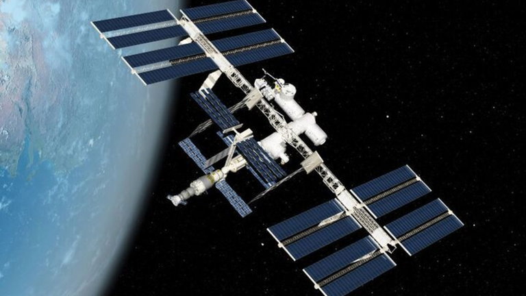 La NASA cancela las salidas al espacio, un astronauta casi se ahoga dentro de su propio casco