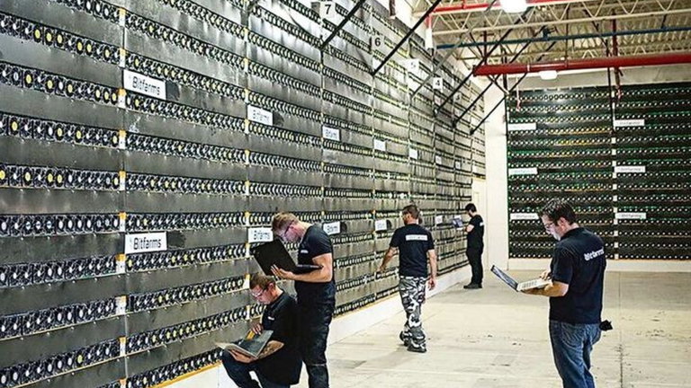 Así son las gigantescas granjas de criptomonedas que desde el desierto generan millones de dólares a diario