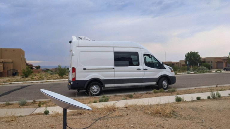 Elon Musk te espera en la carretera: Starlink permitirá mover su antena por una cuota adicional