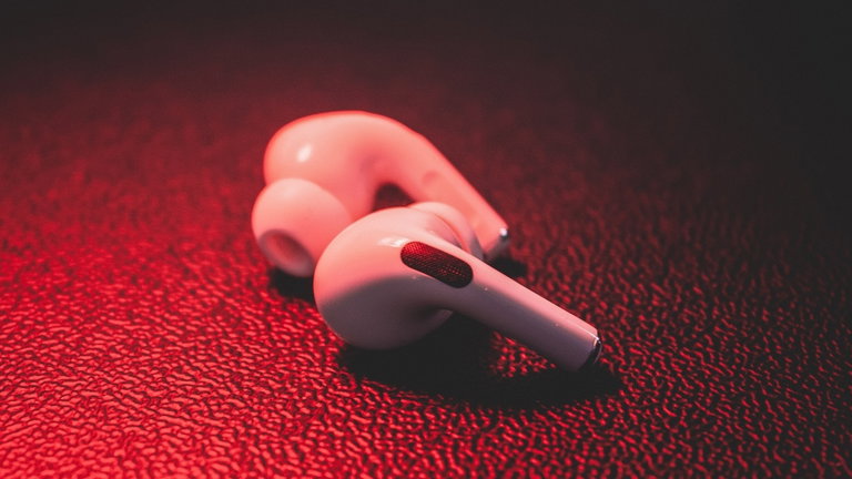 Apple de nuevo en los juzgados: un error con las alertas de los AirPods puede dejarte sordo