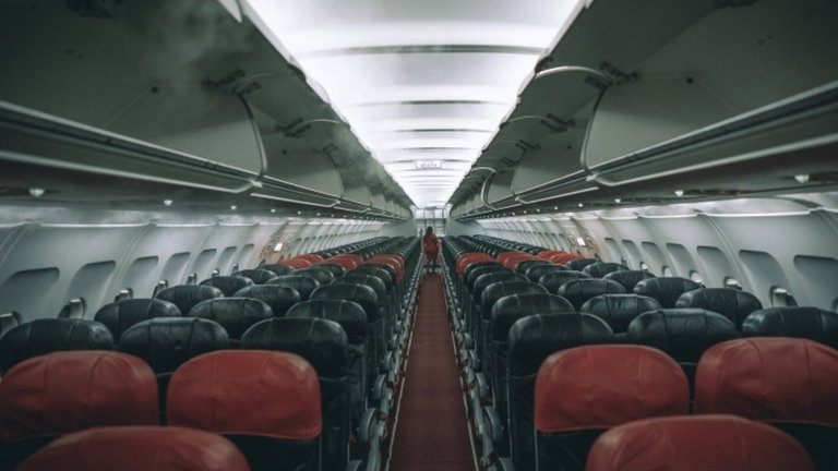 Cientos de pasajeros son desalojados de un vuelo por imágenes perturbadoras en sus teléfonos móviles