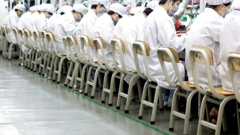 Las medidas COVID hartan a los trabajadores en Shangai: revueltas en las factorías de Apple y Tesla