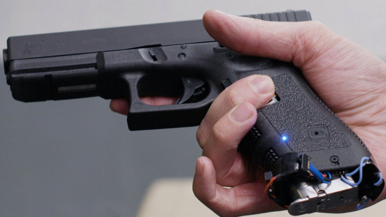 Así es la primera pistola inteligente que se desbloquea con huella dactilar y ha recaudado millones