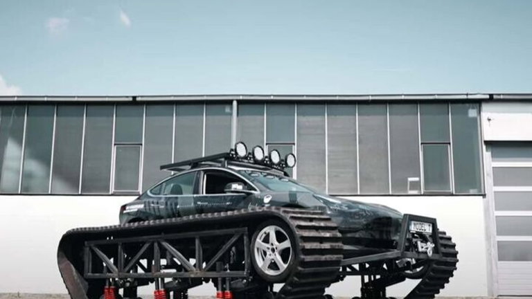El Tesla Model 3 convertido en tanque de guerra: así es este bizarro y terrorífico experimento