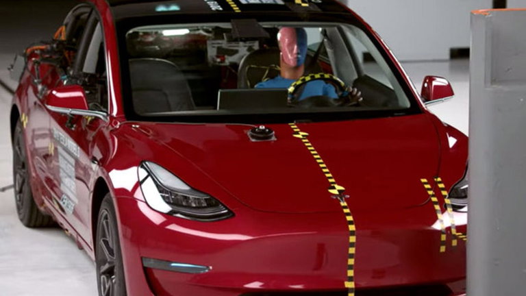 Los vehículos Tesla reaccionan bien en exámenes de seguridad vial, pero aún así... están suspensos